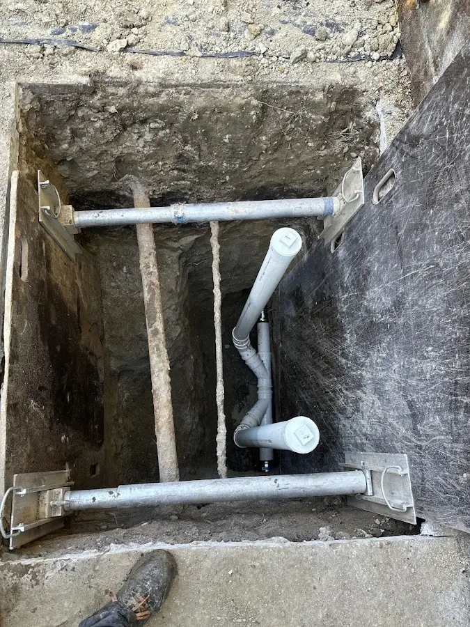 Experienced plumber completing Drain Cleaning work in Mexico